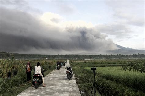 Watch Indonesias Mount Semeru Erupts Forcing Thousands To Flee