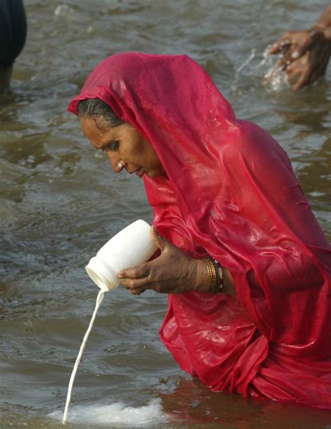 Hindus Throng To Ganges For Bathing Festival