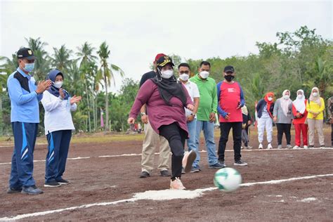 Tendangan Bola Pertama Bupati Kasmarni Tandai Pembukaan Turnamen Sepak