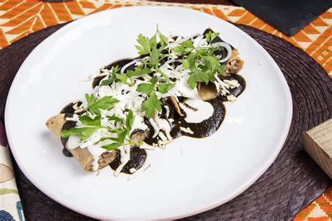 Tacos Dorados De Pato Con Mole Negro El Gourmet