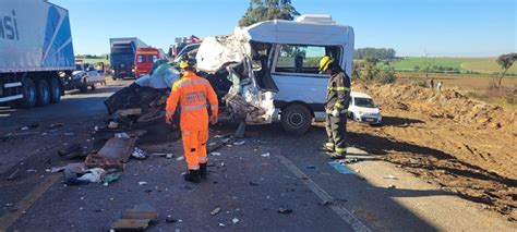 Acidente Frontal Entre Carro E Van Deixa Motorista Morto Na Br 452 Em