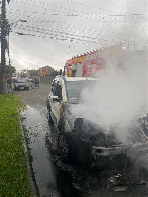 Motorista liga rádio de Fiat Uno e carro pega fogo em Navegantes