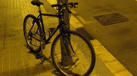 Un Menor De A Os Roba Una Bicicleta De Euros Aparcada En Un