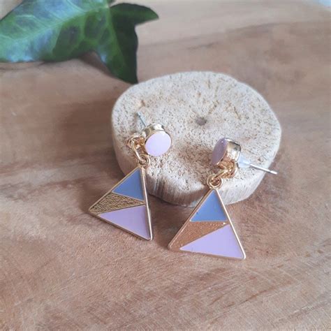 Boucles d oreilles triangles dans les tons mauves et dorés Un grand