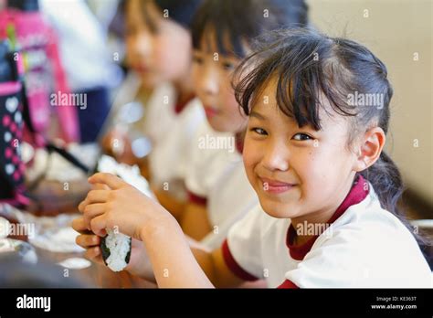 Les Enfants De L Cole Primaire Japonaise De Manger Dans La Salle De