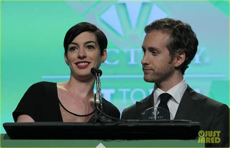 Anne Hathaway Victory Fund Brunch With Adam Shulman Photo 2976314