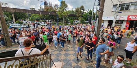 Servidores Públicos protestam em frente à Prefeitura de Poços de Caldas