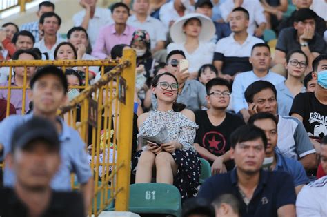 Dàn hot girl khoe sắc trên sân Vinh trong cái nắng như đổ lửa
