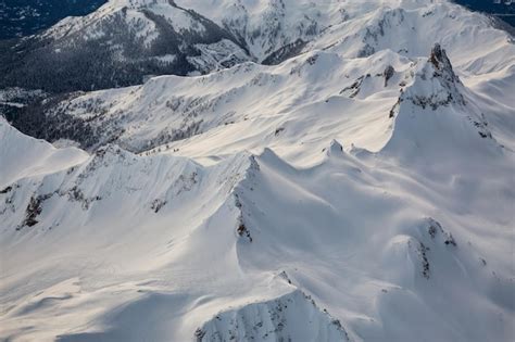 Vista panorâmica da paisagem aérea das belas montanhas cobertas de neve