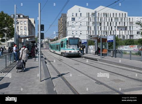 Paris moderne Straßenbahn T1 Gare de Saint Denis Paris modern