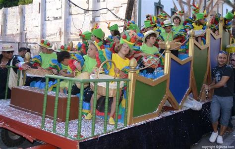 Alumnos del colegio público Graüll en el desfile de carrozas Jávea