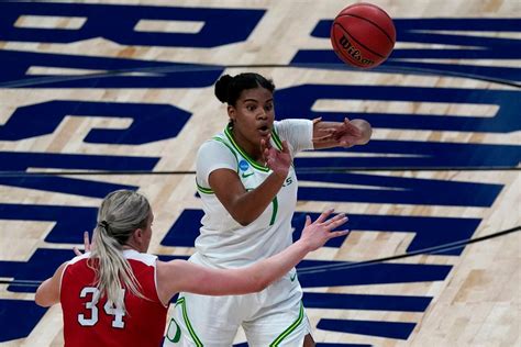 Oregon women’s basketball forward Nyara Sabally injures right knee in ...