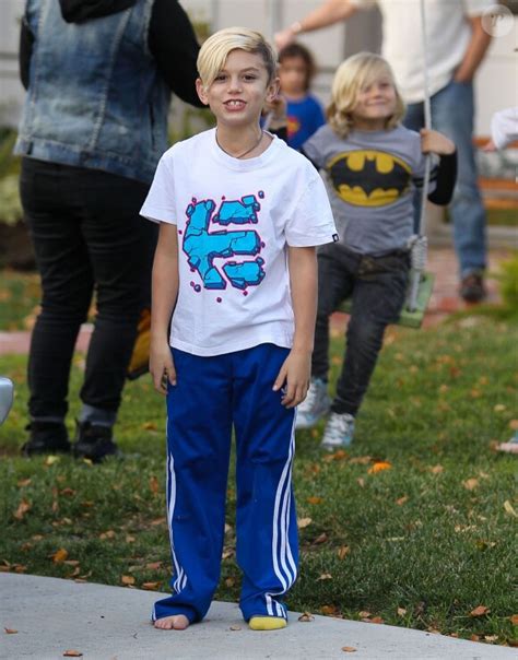 Photo Gwen Stefani Son Fils Kingston S Amuse Avec Les Photographes