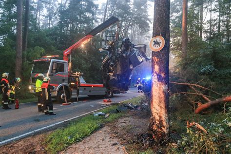 Tödlicher Unfall im Kreis Forchheim Autofahrer prallt gegen Baum und