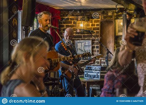 Live Music in a Pub, Rochester, Kent, England, UK Editorial Image - Image of music, britain ...