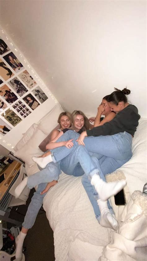 Best friend bed photoshoot | Friends poses, Celebrity jeans, Best ...