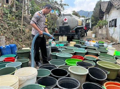 Polisi Salurkan 15 000 Liter Air Bersih Kepada Warga Terdamp