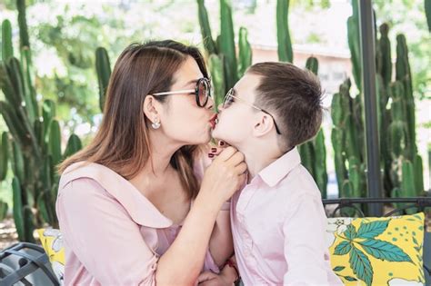 Madre Besando A Su Hijo Foto Gratis