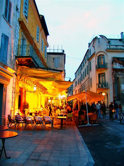 Il café di Arles di Vincent Van Gogh