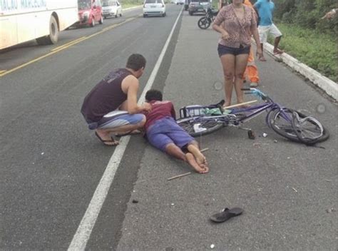 Ciclista é socorrido em estado grave após ser colhido por caminhão no