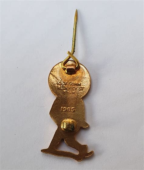 Vintage Robertsons Golden Shred Enamel Hockey Player Golly Badge Rev