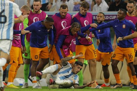 Belanda Vs Argentina Saat Van Dijk Dorong Paredes Hingga Terjatuh