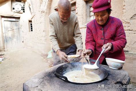 农村7旬老夫妻午饭极简，不用桌子没有菜，看得很暖心 搜狐大视野 搜狐新闻