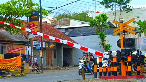 Palang Pintu Kereta Api Railroad Crossing Ka Semen Kosong Youtube