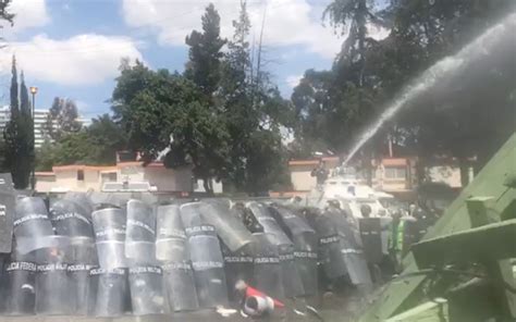 Policía militar lanza chorros de agua contra manifestantes y