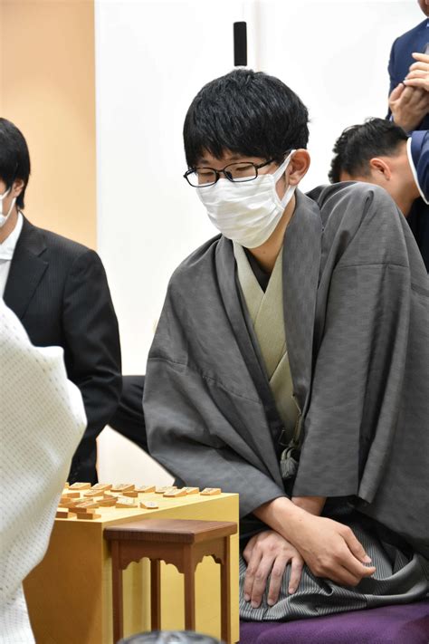 【棋聖戦】藤井聡太棋聖に先勝許した佐々木大地七段「互角保つのが難しく、時間使ってしまった」 社会写真ニュース 日刊スポーツ