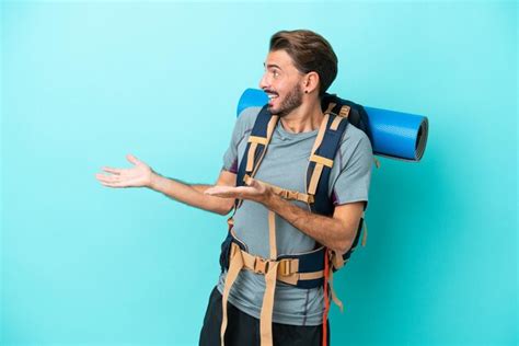 Homem Jovem Alpinista Uma Mochila Grande Isolada Em Fundo Azul