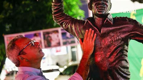 Les Br Siliens Rendent Hommage Au Plus Grand Joueur De Football De Tous