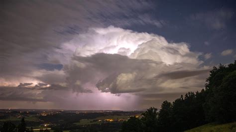 Unwetter Gefahr Schickt Deutschland In Den Mai Gewitter