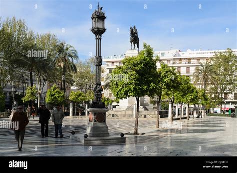 La Estatua Del Rey Fernando Iii En La Plaza Nueva Sevilla España