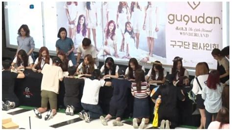 Fans kneeling at fansigns - K-POP, K-FANS