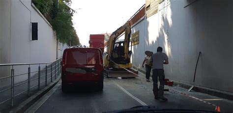 Camion Sbatte Contro Il Sottopasso La Ruspa Che Trasportava Cade Sulla