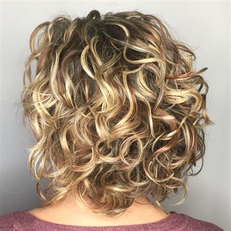 Messy Curly Bronde Bob Curly Bob Hairstyles Medium Curly Hair Styles Curly Hair Styles Naturally