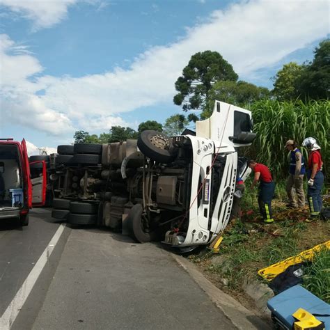 Ap S Tombamento Na Br Motorista Fica Preso S Ferragens E