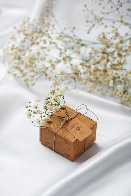 Coffret Cadeau De Mariage Enveloppé De Papier Avec Des Fleurs De