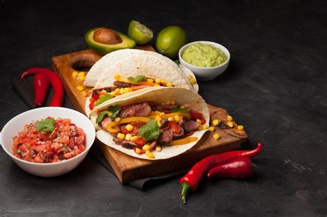 Tres tacos mexicanos con carne de res de mármol Angus negro y verduras