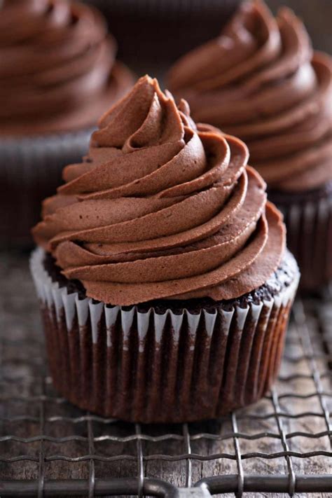 Chocolate Ganache Frosting - IzzyCooking