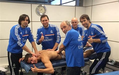 Real Madrid S Ronaldo Prepares For Ibrahimovic With Massage As Psg Striker Trains Daily Mail