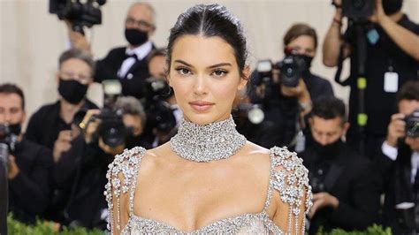 Hadir Ke Met Gala Kendall Jenner Pakai Gaun Transparan