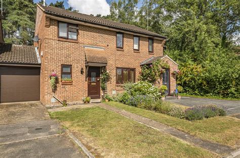 Chisbury Close Bracknell Berkshire 2 Bed Semi Detached House £350 000