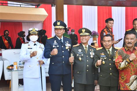 Komandan Beserta Prajurit Lanal Bandung Ikuti Kegiatan Upacara Dan