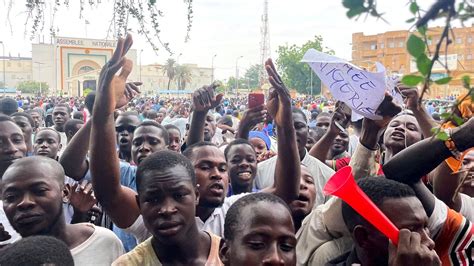 Niger l armée soutient les putschistes condamnations internationales