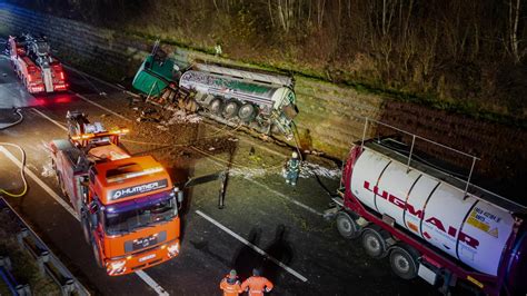 Mit Giftstoffen Beladener Lkw Umgekippt Sperre Der A8