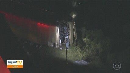 Vídeo Acidente entre ônibus e carreta deixa 4 mortos e oito feridos na