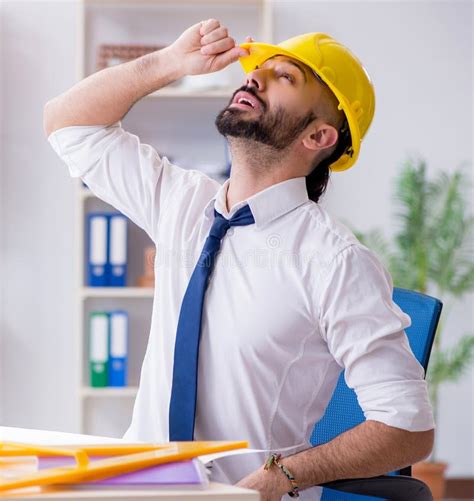 Arquitecto Trabajando En Su Estudio En Un Nuevo Proyecto Foto De