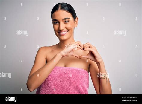 Jeune femme brunette belle portant une serviette après la douche sur un